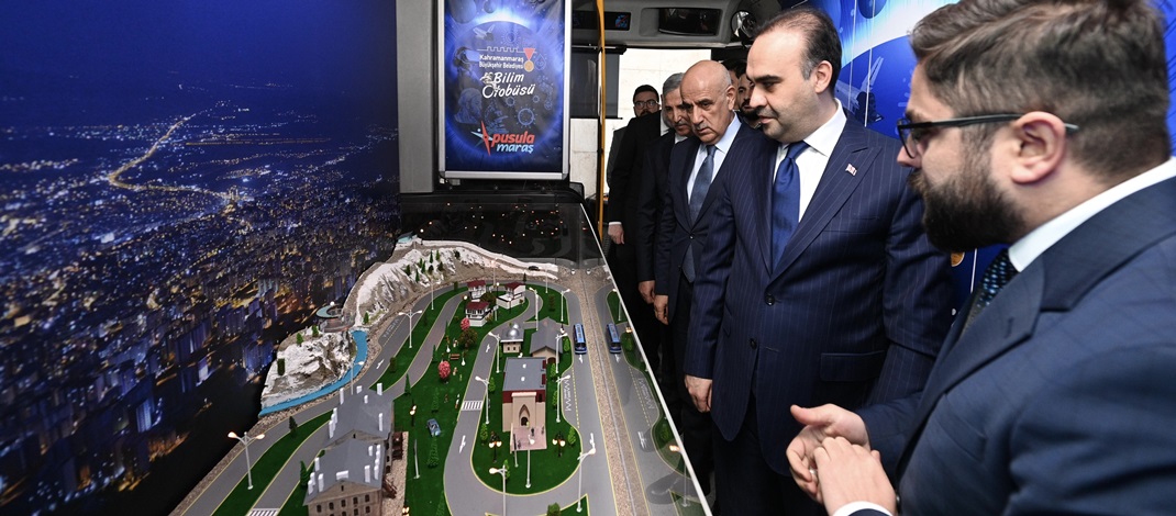 Bakan Kacır’dan Büyükşehir’in Bilim Otobüsü’ne Övgü.