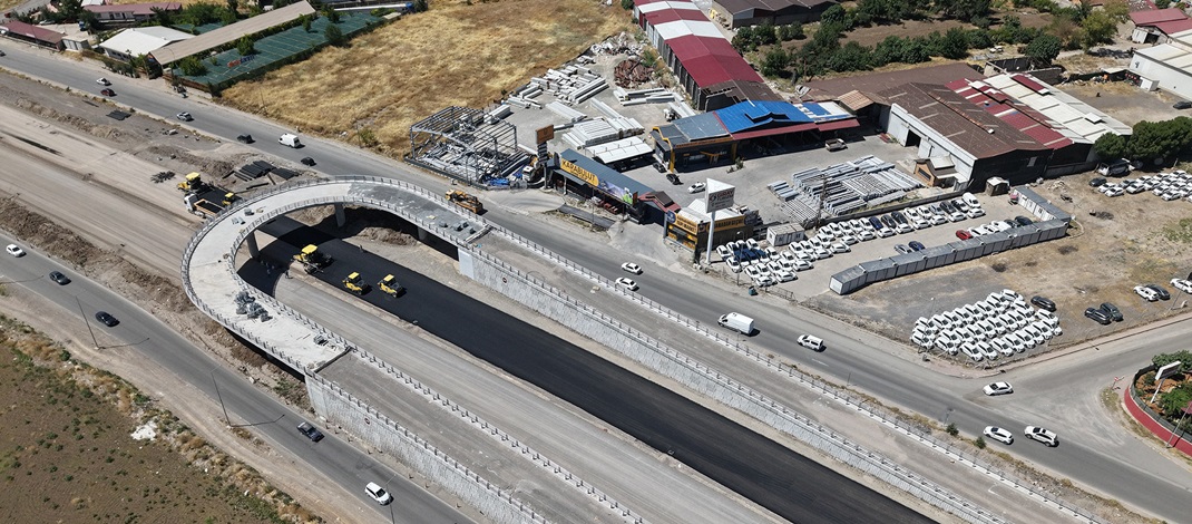Sanayi Kavşağı’nda Sıcak Asfalt Mesaisi Sürüyor.